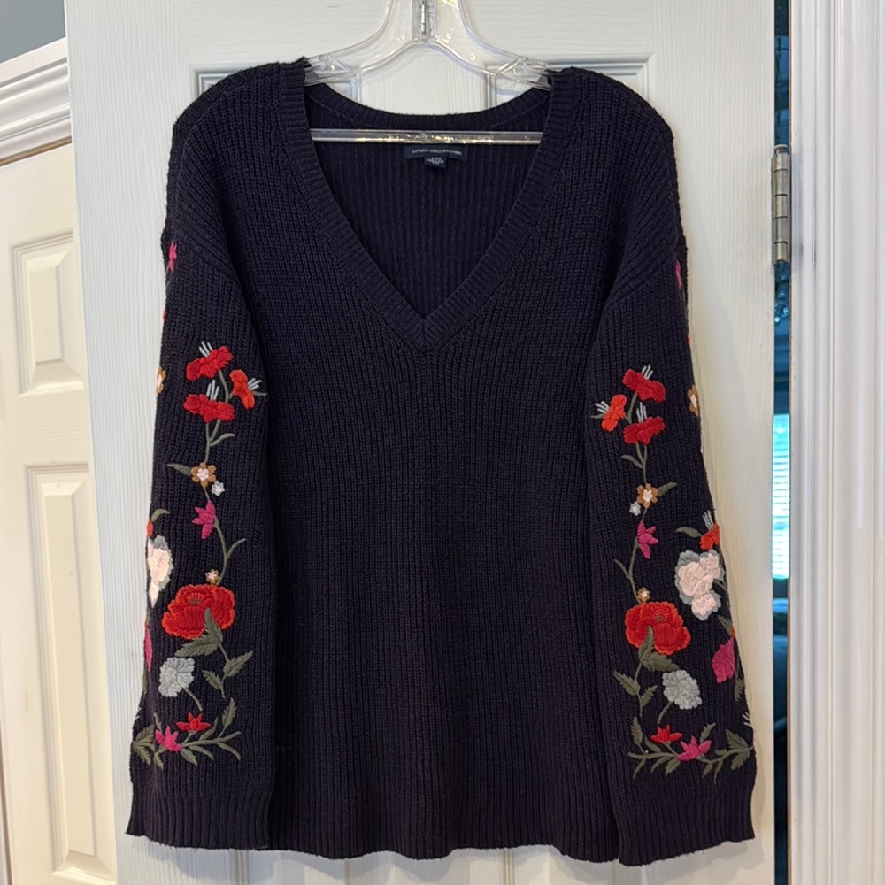 American Eagle Outfitters Navy Blue and Red Floral V-Neck Sweater Small